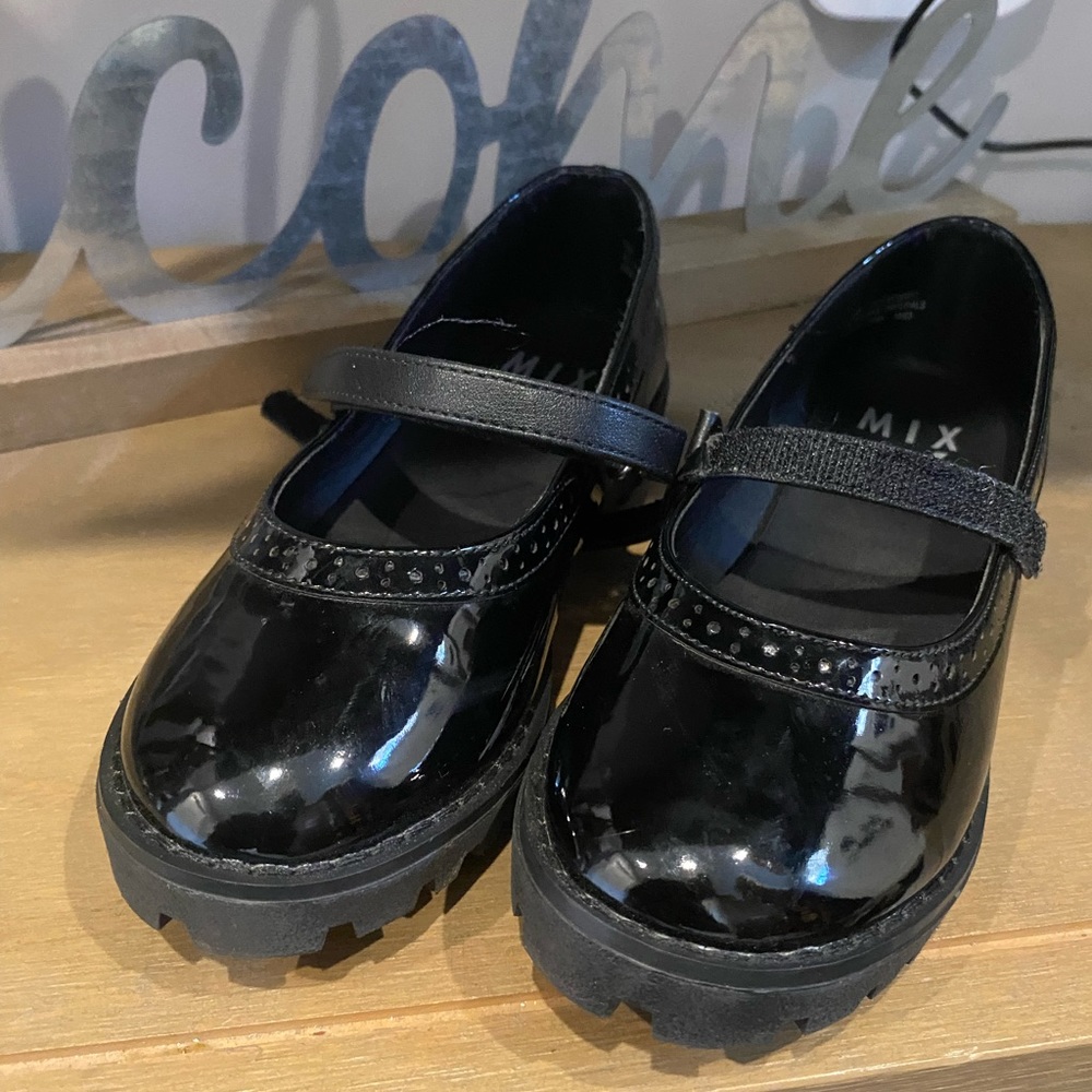 Mix number 6 never been worn girls shoes